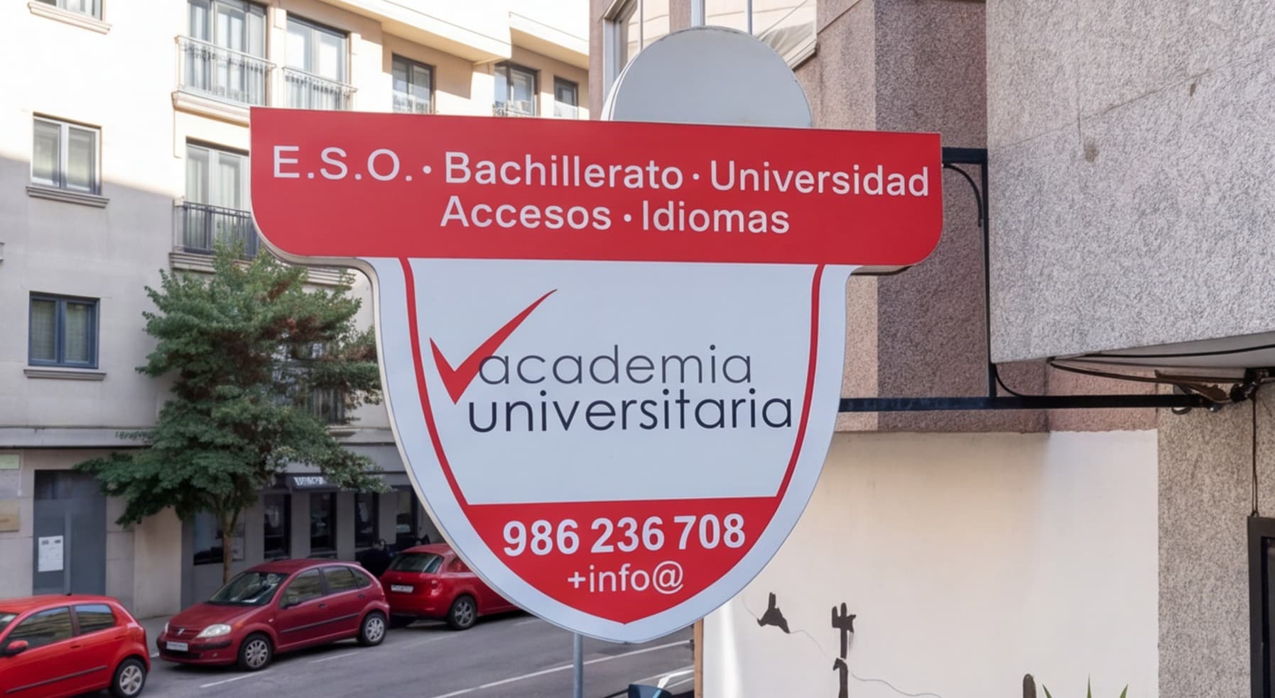 Entrada y rótulo de Academia Universitaria en Vigo